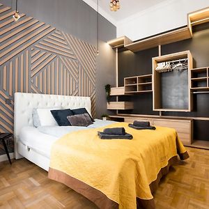 Deluxe Quentin Home Next To The Fashion Street